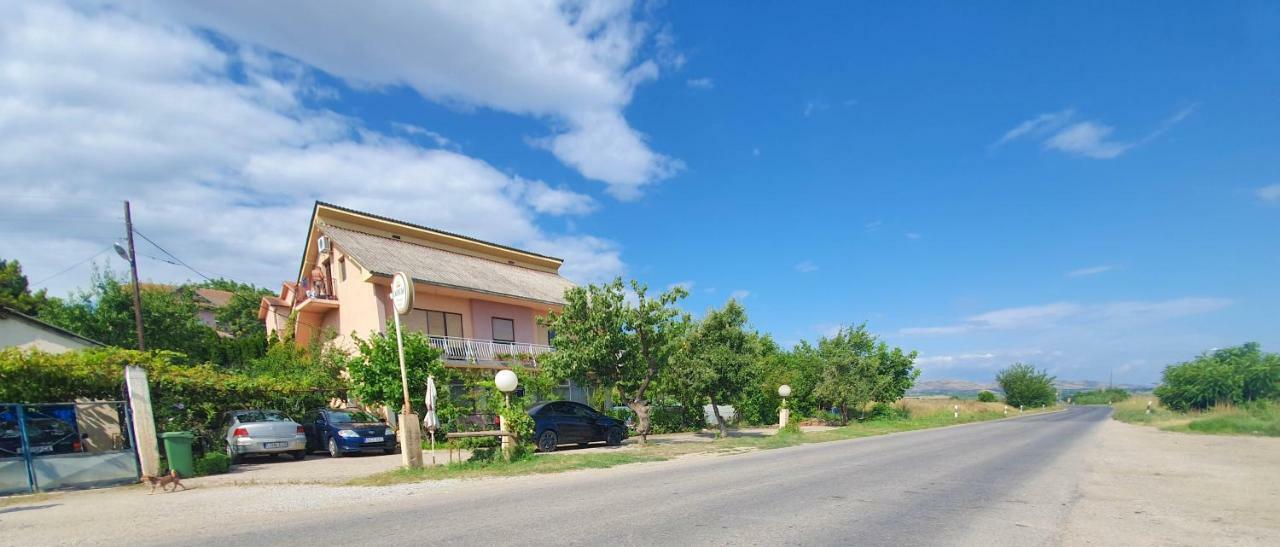Guesthouse Sobi-Rooms Gradsko Luaran gambar